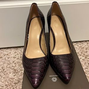 NWOT MICHAEL Michael Kora 2 1/2 inches pump in plum color and snake skin…